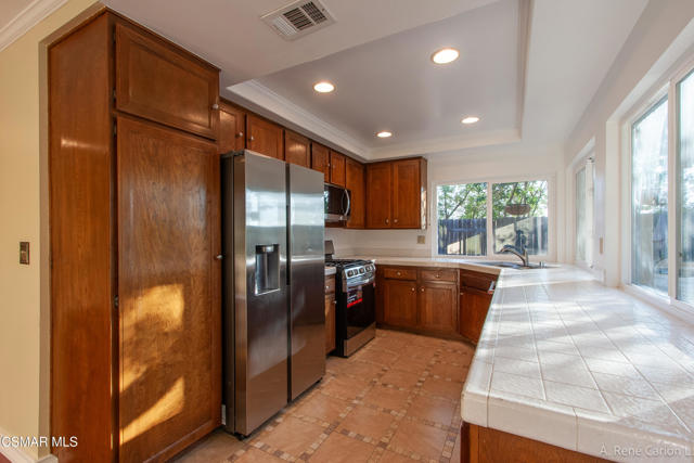 2743 Rustic Glen Drive, Thousand Oaks CA: https://media.crmls.org/mediaz/04b73627-d36d-4a5d-80dd-827bed14f9d2.jpg