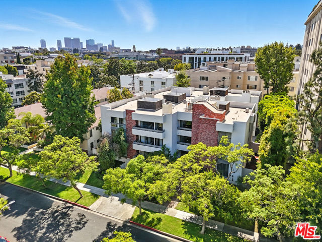 429 N Oakhurst Drive, Beverly Hills CA: https://media.crmls.org/mediaz/04b7705f-66e0-4669-8cad-634bf4546796.jpg
