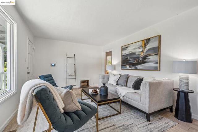 7069 Saroni Dr, Oakland CA: https://media.crmls.org/mediaz/04b7f4fd-f32d-4711-9715-7446696d9dbd.jpg