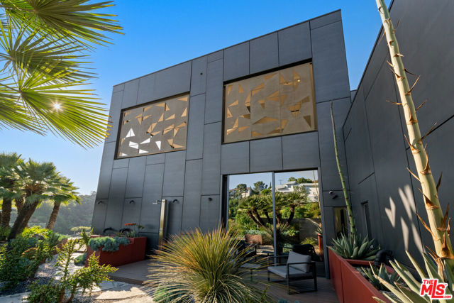 2341 Gloaming Way, Beverly Hills CA: https://media.crmls.org/mediaz/04b81c9e-8648-4db8-8bd5-7821cbc5efd2.jpg