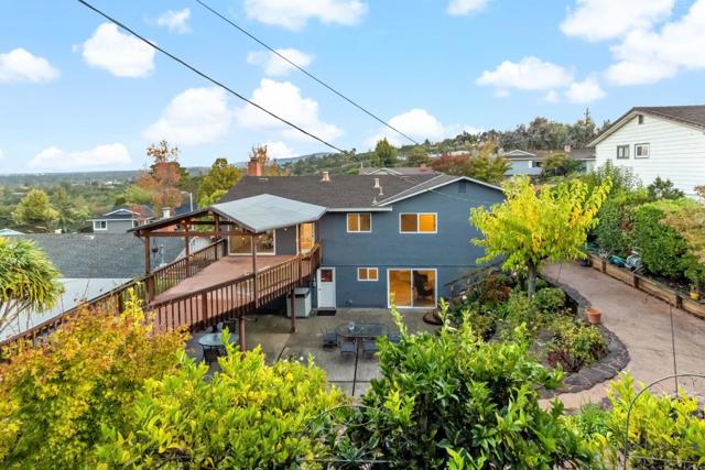 3848 Vineyard Drive, Redwood City CA: https://media.crmls.org/mediaz/04bb2b4e-982b-4938-bf23-ee854ff5e893.jpg