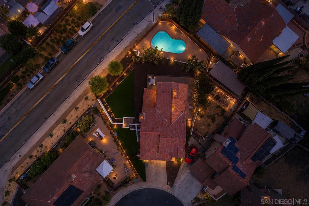 https://media.crmls.org/mediaz/04bc2ec7-ba32-49c5-bc5e-e38f71f24528.jpg?preset=X-Large