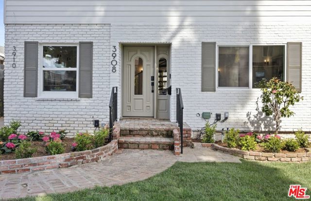 3908 Bentley Avenue, Culver City CA: https://media.crmls.org/mediaz/04bc4634-8975-42e1-90a9-b1926767dca7.jpg