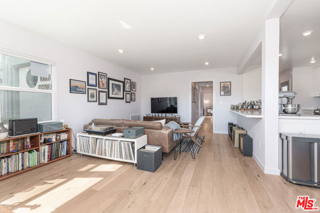 1005 N Alexandria Avenue, Los Angeles CA: https://media.crmls.org/mediaz/04be9309-daae-4440-b968-c51cecef876a.jpg