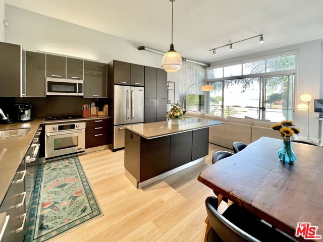 13320 Beach Avenue, Marina del Rey CA: https://media.crmls.org/mediaz/04bebcc6-3d96-4a27-a673-cb36e31daed9.jpg