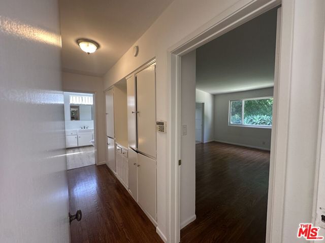 1555 San Ysidro Drive, Beverly Hills CA: https://media.crmls.org/mediaz/04bede3d-5c59-42a5-bff4-af4b0ac31449.jpg