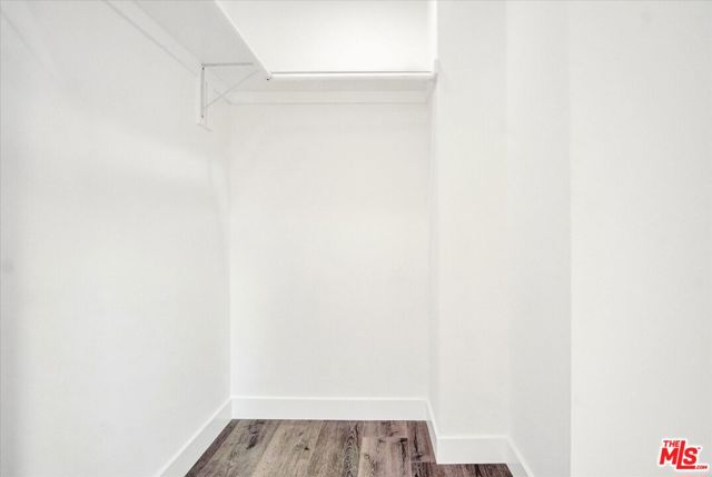 2419 S Cochran Avenue, Los Angeles CA: https://media.crmls.org/mediaz/04bf3e41-a4f8-4744-833b-98caf3662eda.jpg