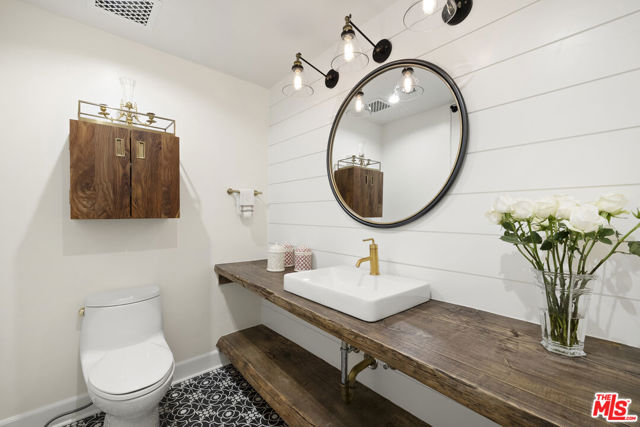 211 S Spalding Drive, Beverly Hills CA: https://media.crmls.org/mediaz/04bf9b96-a6c0-486f-8664-99a3e4d2429f.jpg