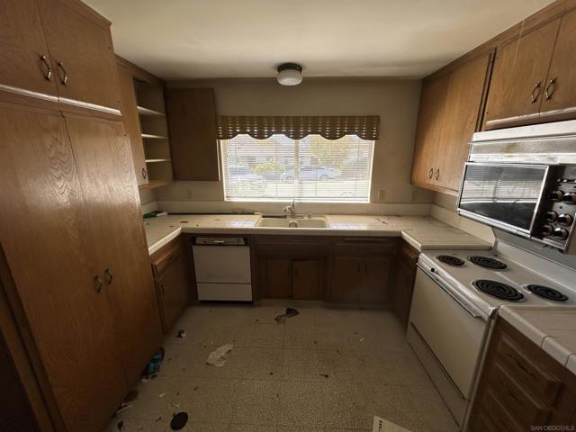 1638 La Tierra Ln, San Marcos CA: https://media.crmls.org/mediaz/04c01801-5424-4173-8eeb-6e7bd0458dd3.jpg