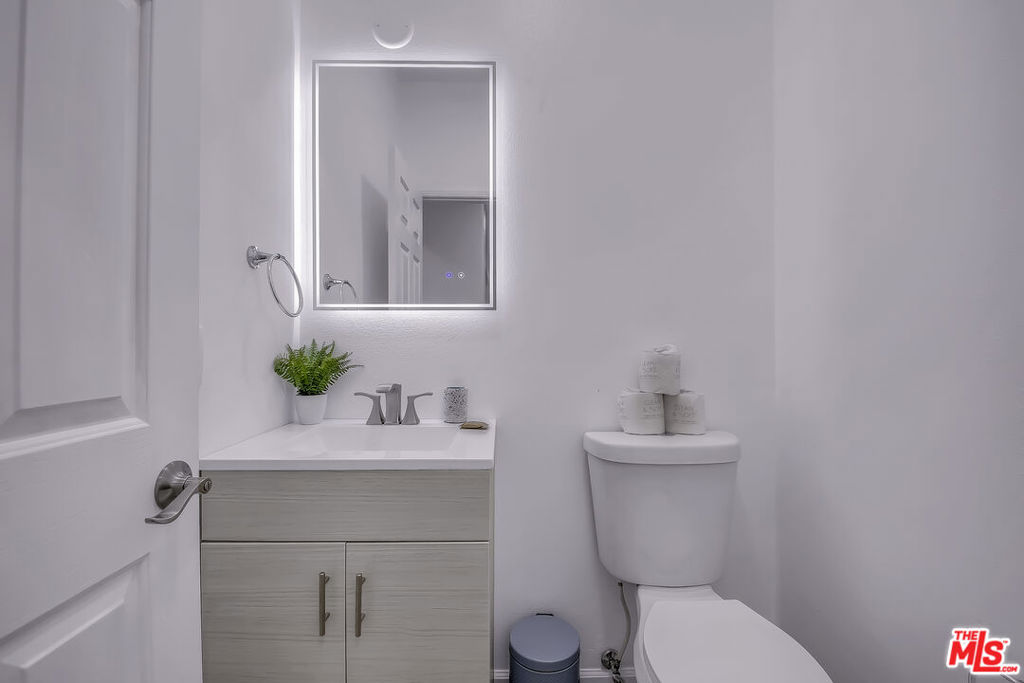 https://media.crmls.org/mediaz/04c09d83-51d7-4fa2-b625-d8609617231f.jpg?preset=X-Large