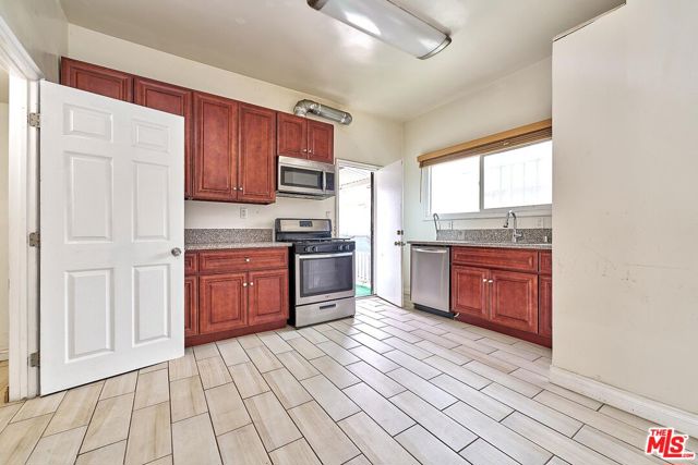 1147 S Mariposa Avenue, Los Angeles CA: https://media.crmls.org/mediaz/04c0d2ea-8f9c-4555-ad65-f40ad28132e1.jpg