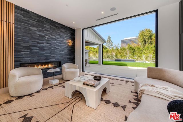 15907 Valley Vista Boulevard, Encino CA: https://media.crmls.org/mediaz/04c35993-d6b5-4bf3-b0ff-fb1fd2ef5e2a.jpg