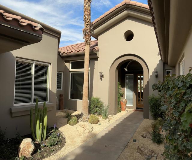 81650 Tiburon Drive, La Quinta CA: https://media.crmls.org/mediaz/04c39f45-7462-4baf-be1e-4ffbe2cde10d.jpg