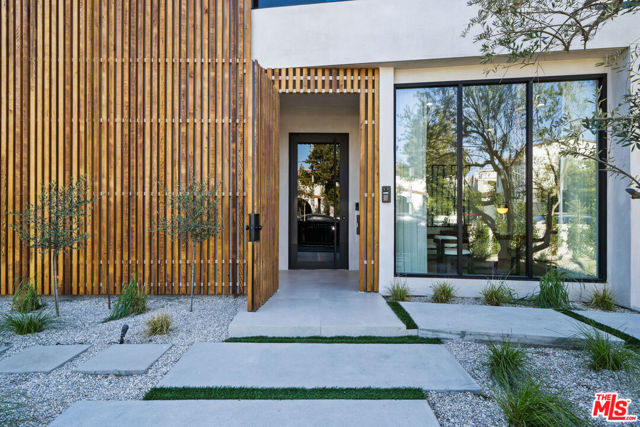 6660 Maryland Drive, Los Angeles CA: https://media.crmls.org/mediaz/04c4bfa6-4945-49e0-9542-ea43da1cb3d3.jpg