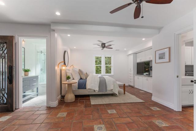6817 Vianda Ct Court, Carlsbad CA: https://media.crmls.org/mediaz/04c4e847-647a-4c45-975b-7d77bb215083.jpg