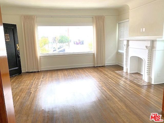 25 Falcon Avenue, Long Beach CA: https://media.crmls.org/mediaz/04c72a98-06e2-473e-aa2a-d5eb051e5bdd.jpg