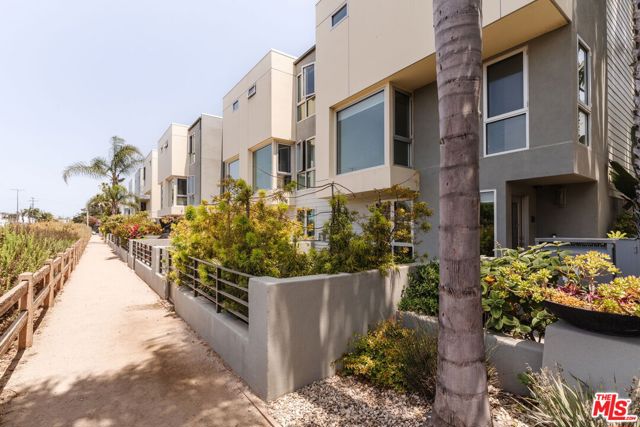 310 Washington Boulevard, Marina del Rey CA: https://media.crmls.org/mediaz/04c84087-47a6-41d4-9f57-5f62075343cf.jpg