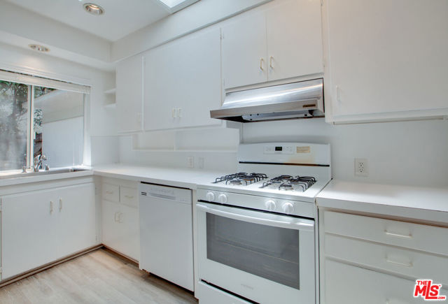 10321 Chrysanthemum Lane, Los Angeles CA: https://media.crmls.org/mediaz/04caffe2-1f2e-4033-996f-b40ce9ebb1cd.jpg