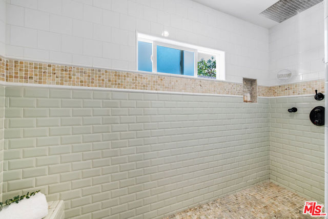 5711 Colbath Avenue, Valley Glen CA: https://media.crmls.org/mediaz/04cb0f12-2716-4079-ad50-2811c4db9219.jpg