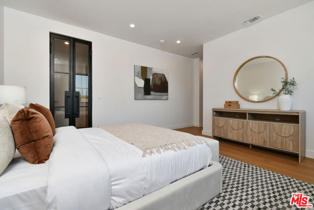 112 S Valley Street, Toluca Lake CA: https://media.crmls.org/mediaz/04cb3f6e-8364-4690-9781-0a6841823bdb.jpg