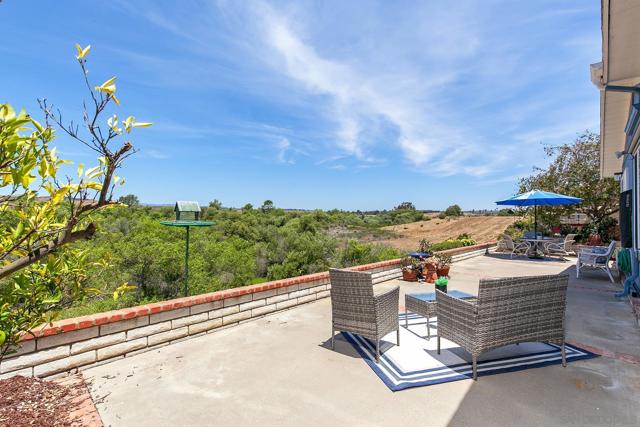 5188 Weymouth Way, Oceanside CA: https://media.crmls.org/mediaz/04cb740b-0a5b-49fd-8047-445fbc3560cc.jpg