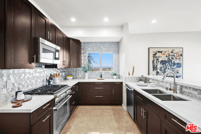 11725 Laurelwood Drive, Studio City CA: https://media.crmls.org/mediaz/04cc2624-5c9f-415a-9fde-e66f655978e0.jpg