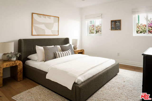 162 S Lucerne Boulevard, Los Angeles CA: https://media.crmls.org/mediaz/04cc5e26-0e76-4b9c-8a7d-7c0f71ad6b35.jpg