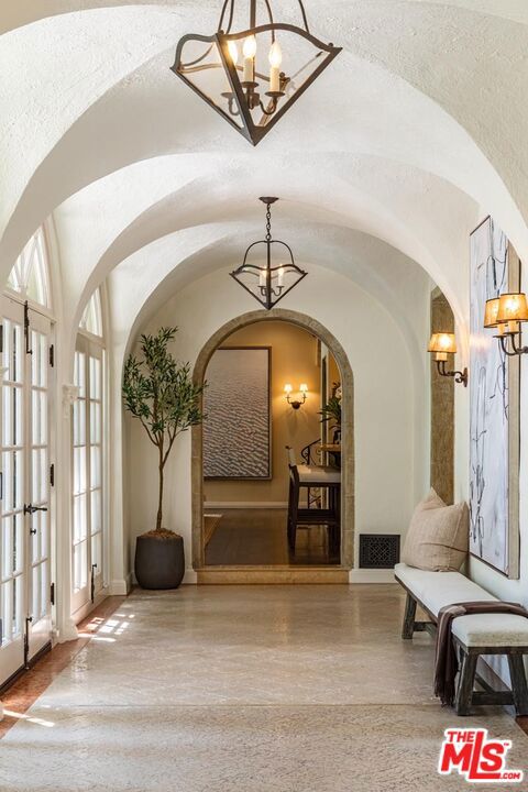 https://media.crmls.org/mediaz/04cd0a1f-4e2b-4638-8bb8-e7d55e9b0461.jpg?preset=X-Large