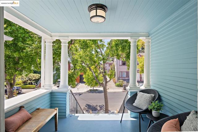 428 Cavour St, Oakland CA: https://media.crmls.org/mediaz/04cdd566-4b32-4bf3-b503-6f85a9fc483b.jpg