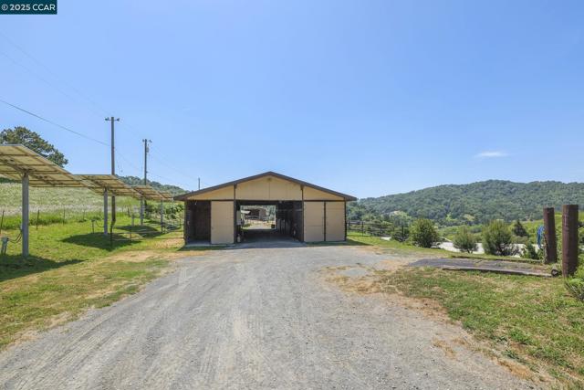 2251 Rancho Del Lago Rd, Martinez CA: https://media.crmls.org/mediaz/04ce0e89-adc8-4566-b76e-17bbf5f2efb1.jpg