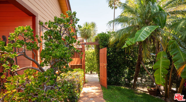 8921 Rosewood Avenue photo 3