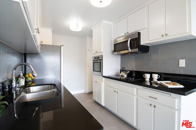 6000 Canterbury Drive, Culver City CA: https://media.crmls.org/mediaz/04cfc620-4430-4638-a975-56fa6075ebe9.jpg