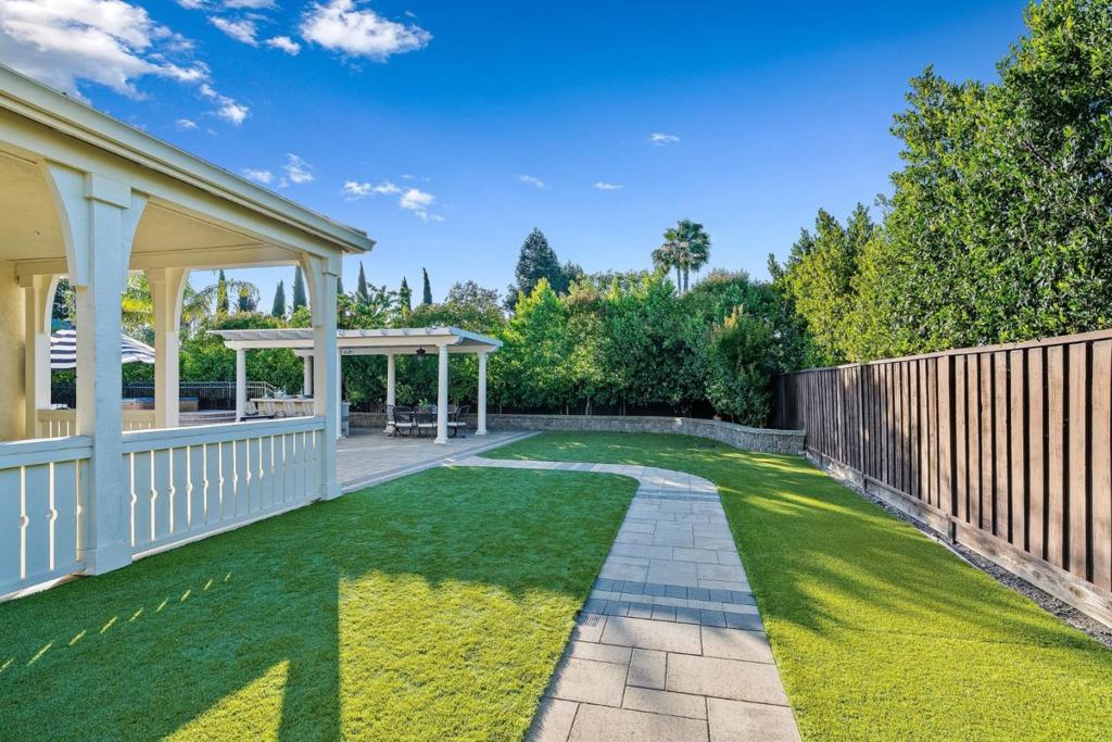 https://media.crmls.org/mediaz/04d0fdf3-12eb-4004-8796-bf181cbdaa50.jpg?preset=X-Large