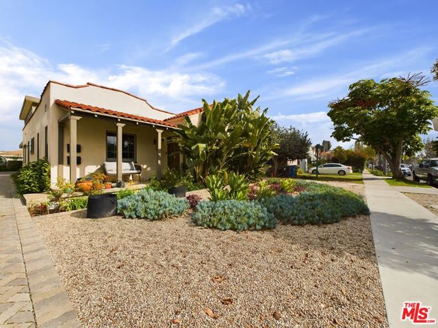 3130 Hutchison Avenue, Los Angeles CA: https://media.crmls.org/mediaz/04d12abd-acd8-4fb8-bc9a-db0f2035f2ff.jpg