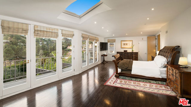 9430 Readcrest Drive, Beverly Hills CA: https://media.crmls.org/mediaz/04d1e767-29a9-4ecd-a129-b8939a782f15.jpg