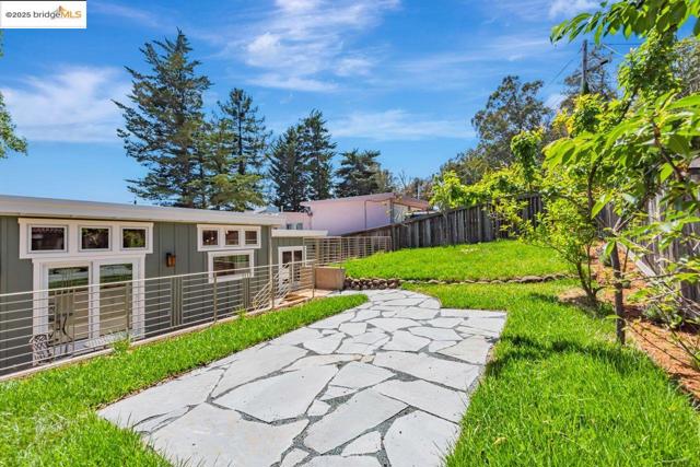 6815 Paso Robles Dr, Oakland CA: https://media.crmls.org/mediaz/04d1ee76-56eb-4e9b-89e0-a2aa0fa106a0.jpg