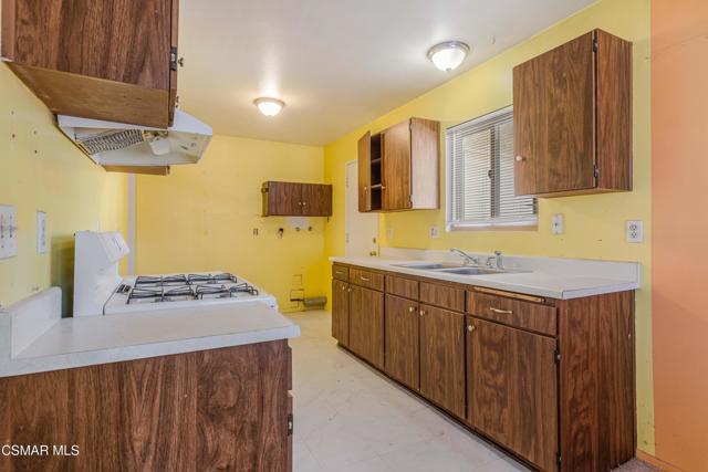 1421 Sequoia Avenue, Simi Valley CA: https://media.crmls.org/mediaz/04d247c9-b56a-4ffa-8d28-c5f4071efc1e.jpg