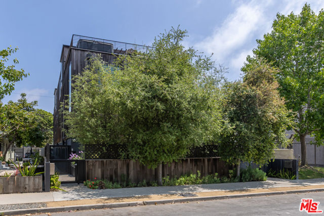 520 Broadway Street, Venice CA: https://media.crmls.org/mediaz/04d2b6c1-647b-4291-8e56-42c27c4e948d.jpg