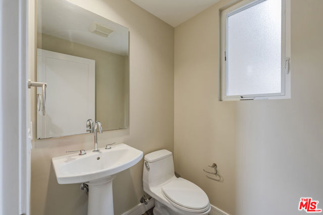 1400 N Fuller Avenue, Los Angeles CA: https://media.crmls.org/mediaz/04d2defa-98aa-4d68-949c-5947dcda3515.jpg