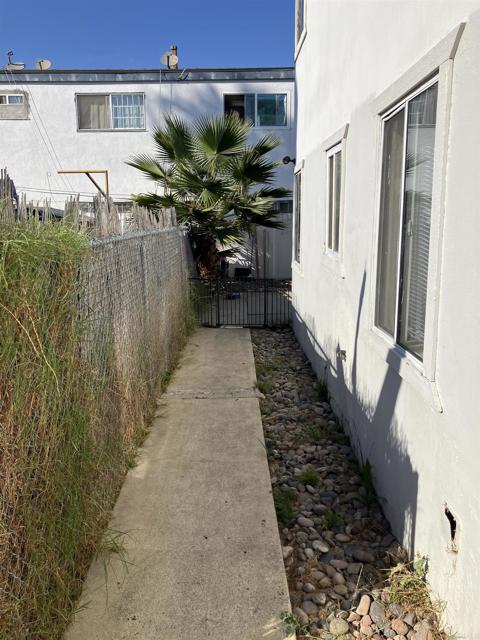 Image 8 of 37 For 3867 Menlo Avenue
