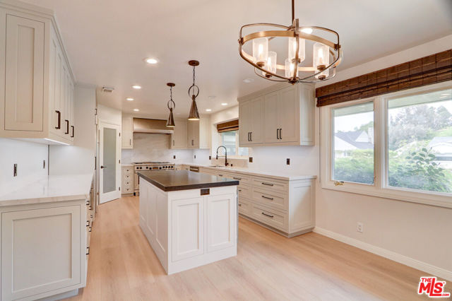16314 Meadowridge Road, Encino CA: https://media.crmls.org/mediaz/04d5f7c9-135b-41e6-b89f-ec6ae6e5b378.jpg