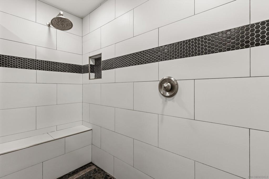 https://media.crmls.org/mediaz/04d612c9-a621-4edd-a31d-734708cd652b.jpg?preset=X-Large
