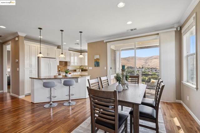6686 Chalk Hill Ln, Vallejo CA: https://media.crmls.org/mediaz/04d69db0-da23-4cdf-9576-e2c25f5ed8a4.jpg