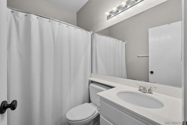 10860 Ivy Hill Dr, San Diego CA: https://media.crmls.org/mediaz/04d6e3fd-1739-46ed-9aa1-3da8839ff4c9.jpg