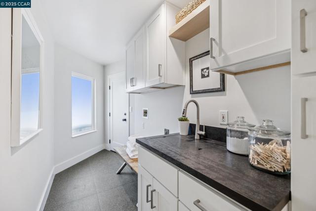 241 E Creek Dr, Menlo Park CA: https://media.crmls.org/mediaz/04d84510-bb94-427d-8215-d2e95bdf3df1.jpg