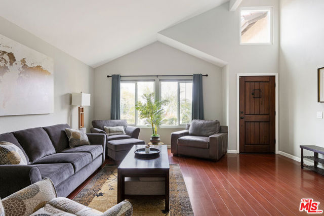 2591 Sunnydale Drive, Duarte CA: https://media.crmls.org/mediaz/04d86b44-da34-4be4-be8e-9c7baf5c7d7b.jpg