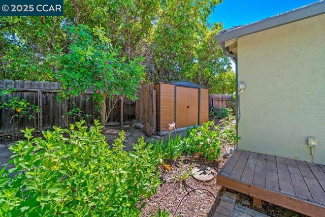 21 Mirango Ct, Clayton CA: https://media.crmls.org/mediaz/04d8fbe9-e9d3-4ce1-88b0-c1b11a701e1f.jpg