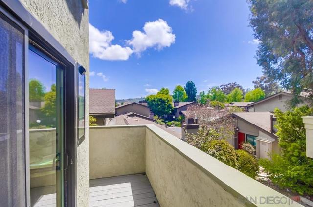 3319 Caminito Eastbluff, La Jolla CA: https://media.crmls.org/mediaz/04d9536c-eb31-4874-9b4d-520f291b2528.jpg