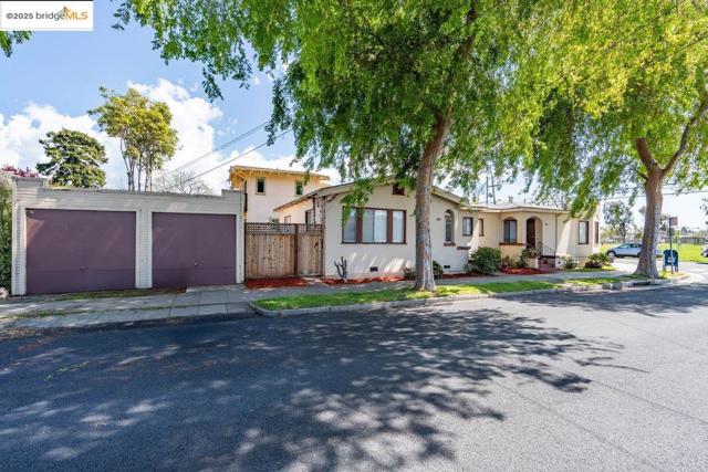 2717 Mabel St, Berkeley CA: https://media.crmls.org/mediaz/04d9f74a-41e0-4391-931d-3a3613e51545.jpg