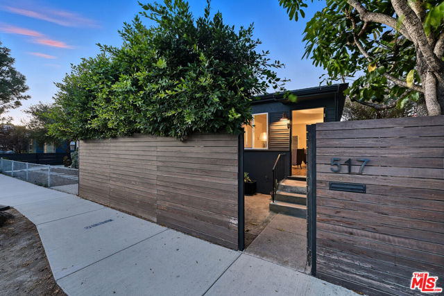 517 Venice Way, Venice CA: https://media.crmls.org/mediaz/04db6647-33ad-46b2-82dc-9fe9744724d6.jpg